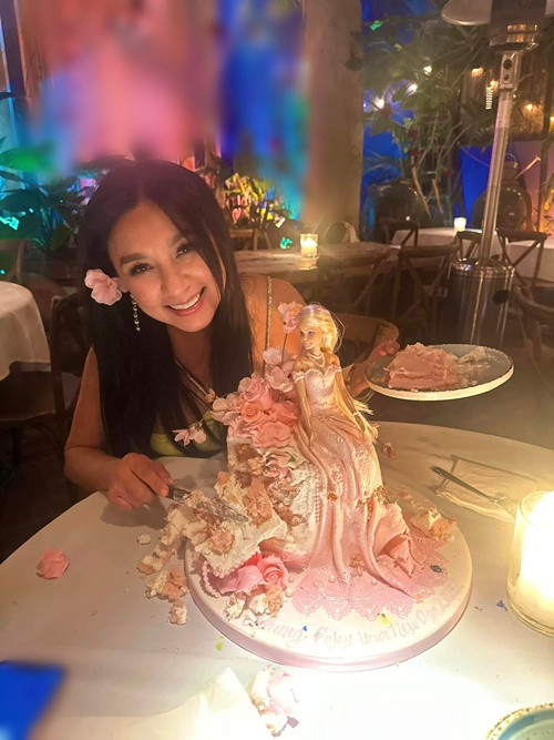 Theo Tiền Phong, cát-sê của Y Phụng lên đến 30 triệu đồng, khi giá vàng là 200.000 đồng/chỉ. Ảnh: FB Y Phụng.