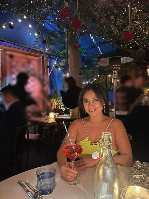 Nữ ca sĩ kiêm diễn viên chia sẻ trên trang cá nhân: "Năm mới. Tuổi mới. Cuộc sống mới. Cảm ơn cuộc đời. Cảm ơn cho tôi thêm một ngày được sống để được thổi nến chúc mừng ngày sinh nhật của mình. Y Phụng cảm ơn quý khán giả trong và ngoài nước". Ảnh: FB Y Phụng.