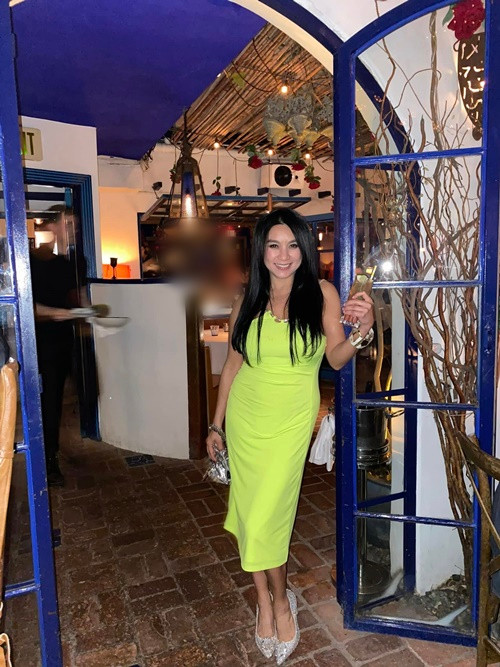 Y Phụng vừa bước sang tuổi 46. Đón tuổi mới, cô đi ăn uống tại một nhà hàng. Ảnh: FB Y Phụng.