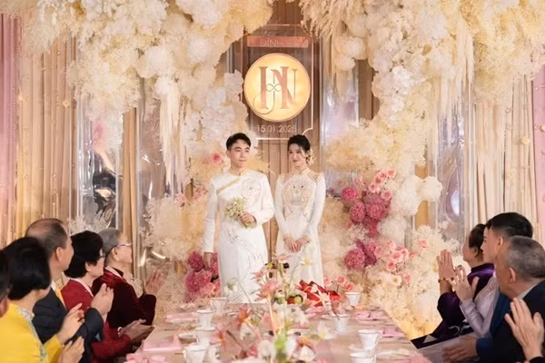 A hau Phuong Nhi sau le an hoi voi chong doanh nhan