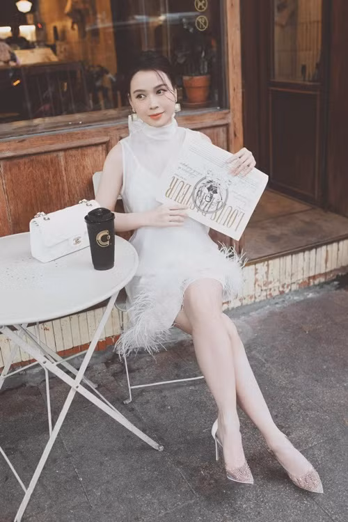 Ngoài xế hộp, hot girl Sam sở hữu bộ sưu tập đồ hiệu. Cô còn tậu nhà tại Quận 7, TP HCM. Sam cũng thường xuyên du lịch sang chảnh, đi đánh golf xả stress.