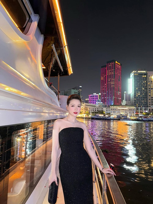 Nữ diễn viên chia sẻ hình ảnh cùng chồng hẹn hò ngày Valentine 2025.