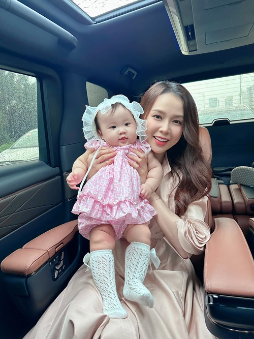 Sam trải lòng: "Hồi xưa, tôi dành rất nhiều thời gian cho công việc, rất ít khi ở nhà. Tôi gần như chỉ về nhà vào đêm muộn rồi lăn ra giường ngủ thôi. Còn ban ngày, tôi luôn có mặt ở phim trường. Bây giờ thì hoàn toàn ngược lại, tôi gần như vào vai mẹ bỉm suốt 24 tiếng, dành hết thời gian cho hai bé".