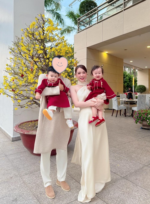 Sam khoe cùng chồng con diện áo dài đón Tết Nguyên đán 2025.