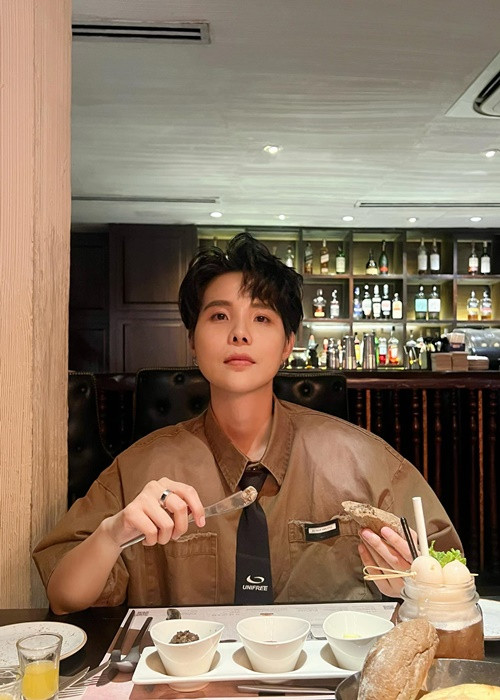 "Nếu bạn nam thấy Tường là chị, cứ để bạn ấy gọi như thế. Và nếu bạn nữ thấy Tường là anh, cứ để em ấy gọi như thế. Cả hai đều ổn mà. Tường thích được tự do, nên luôn muốn người khác cũng được tự do theo cách của họ và không áp đặt người khác theo cách của mình", giọng ca sinh năm 1992 chia sẻ.