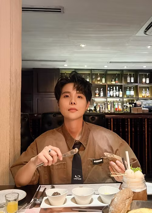 "Nếu bạn nam thấy Tường là chị, cứ để bạn ấy gọi như thế. Và nếu bạn nữ thấy Tường là anh, cứ để em ấy gọi như thế. Cả hai đều ổn mà. Tường thích được tự do, nên luôn muốn người khác cũng được tự do theo cách của họ và không áp đặt người khác theo cách của mình", giọng ca sinh năm 1992 chia sẻ.