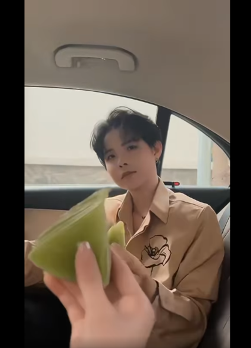 Vũ Cát Tường và người yêu đồng giới đều có sở thích ăn uống, đi bộ.