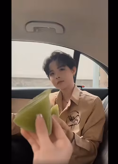 Vũ Cát Tường và người yêu đồng giới đều có sở thích ăn uống, đi bộ.