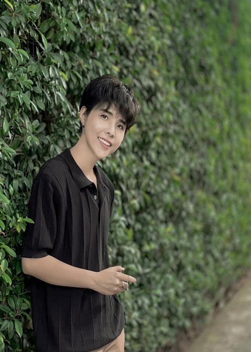 Năm 2022, giọng ca Vết mưa thừa nhận, bản thân là người đồng tính.