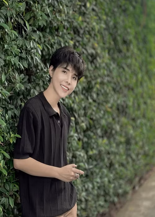 Năm 2022, giọng ca Vết mưa thừa nhận, bản thân là người đồng tính.