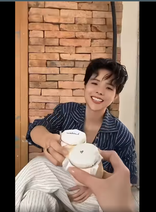 Trong một video, Vũ Cát Tường nhắn nhủ người yêu: "Cảm ơn em đã tập cùng anh lắng nghe chính mình".