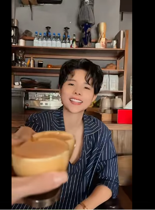 Trên trang cá nhân, Vũ Cát Tường từng chia sẻ loạt khoảnh khắc bên nửa kia giấu mặt.