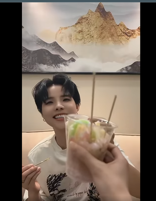 Giọng ca Vết mưa từng chia sẻ trên Znews, bạn gái hiểu chuyện, thông cảm cho những "vết thương lòng" của người yêu.