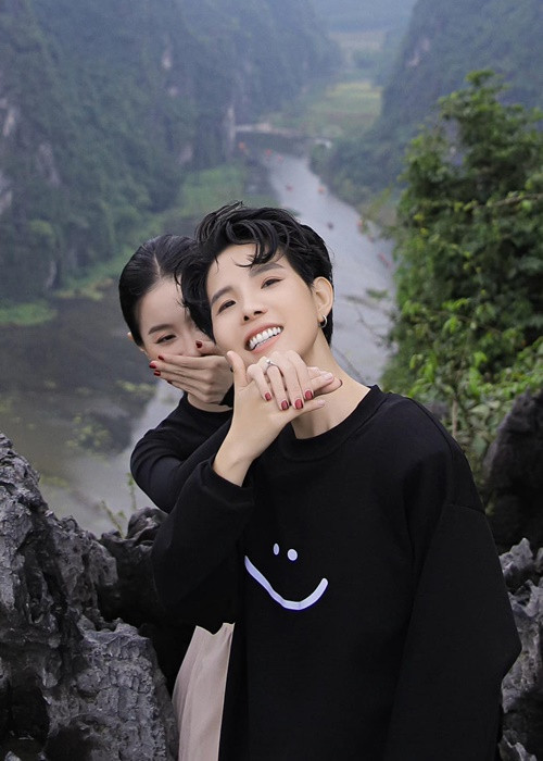 Trên trang cá nhân, Vũ Cát Tường vui mừng thông báo cầu hôn thành công. "Trên đỉnh Bạch Mộc, em nói: "Em là gia đình của anh". Trên đỉnh Ngọa Long, em nói: "Em đồng ý!", Vũ Cát Tường viết. Theo Vietnamnet, trong chuyến đi bộ trên núi Bạch Long, Ninh Bình, Vũ Cát Tường bất ngờ quỳ gối, cầu hôn. Khi người yêu chưa kịp phản ứng, giọng ca Vết mưa bật khóc.