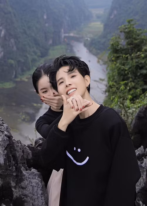 Trên trang cá nhân, Vũ Cát Tường vui mừng thông báo cầu hôn thành công. "Trên đỉnh Bạch Mộc, em nói: "Em là gia đình của anh". Trên đỉnh Ngọa Long, em nói: "Em đồng ý!", Vũ Cát Tường viết. Theo Vietnamnet, trong chuyến đi bộ trên núi Bạch Long, Ninh Bình, Vũ Cát Tường bất ngờ quỳ gối, cầu hôn. Khi người yêu chưa kịp phản ứng, giọng ca Vết mưa bật khóc.