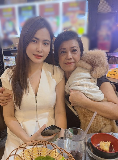 Mối quan hệ giữa Tuệ Tâm và mẹ Hùng Thuận rất tốt đẹp. Cả hai từng đi du lịch chung không ít lần. Mẹ Hùng Thuận còn mong con trai sẽ cưới trong năm 2024. Ảnh: FB Hùng Thuận.
