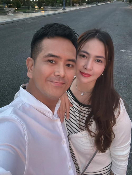 Hùng Thuận và bạn gái xinh đẹp dính như hình với bóng. Cả hai thường xuyên đi du lịch, tham gia các buổi gặp gỡ bạn bè. Ảnh: FB Hùng Thuận.