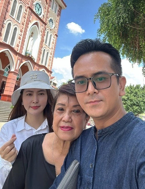 Hùng Thuận đưa mẹ và bạn gái đi du lịch. Ảnh: FB Hùng Thuận.