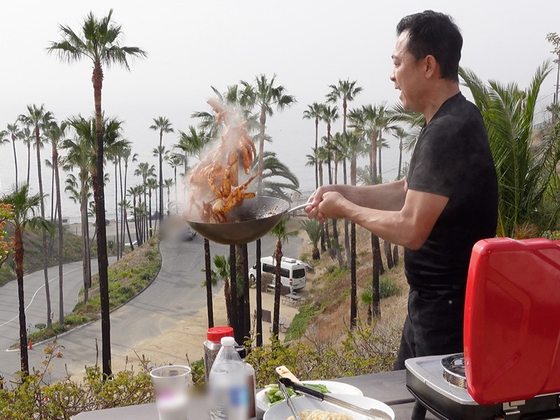 Vân Sơn trổ tài nấu nướng, từng mở quán ăn ở Việt Nam.