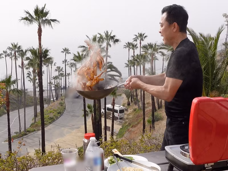 Vân Sơn trổ tài nấu nướng, từng mở quán ăn ở Việt Nam.