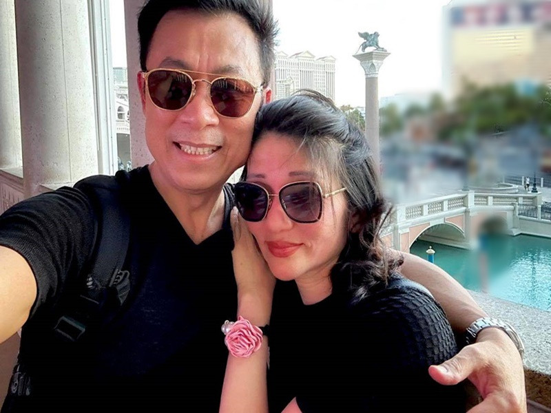 Vợ chồng Vân Sơn vẫn mặn nồng dù 35 năm chung sống.