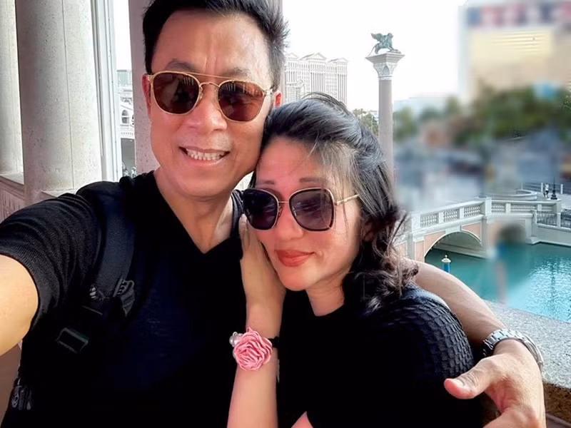 Vợ chồng Vân Sơn vẫn mặn nồng dù 35 năm chung sống.