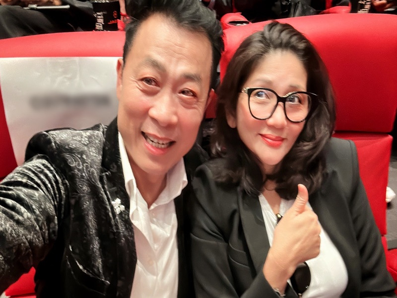 Ít năm trở lại đây đây, trên mạng xã hội, Vân Sơn thoải mái chia sẻ hình ảnh bà xã cũng như dành những lời có cánh cho người bạn đời. Trước đó, anh khá kín tiếng.