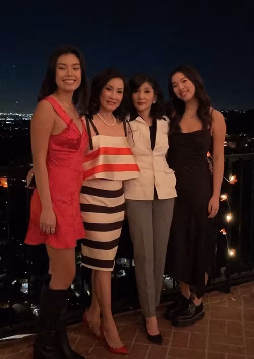 Hồng Đào cùng hai con gái của cô đều thân thiết với gia đình của Vân Sơn.