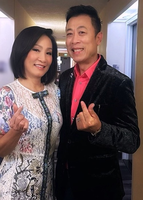 Hồng Đào cho biết, Vân Sơn không chỉ là một nghệ sĩ hát hay, múa giỏi mà còn có cái đầu của một nhà sản xuất, đạo diễn. Dịp sinh nhật Hồng Đào năm 2023, Vân Sơn mong Hồng Đào luôn xinh đẹp, có "kẻ đón, người đưa".