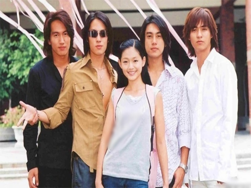 Đóng phim Vườn sao băng cùng Từ Hy Viên, Ngôn Thừa Húc, Châu Du Dân, Chu Hiếu Thiên và Ngô Kiến Hào vào vai các thiếu gia. Ảnh chụp màn hình.