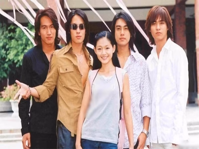 Đóng phim Vườn sao băng cùng Từ Hy Viên, Ngôn Thừa Húc, Châu Du Dân, Chu Hiếu Thiên và Ngô Kiến Hào vào vai các thiếu gia. Ảnh chụp màn hình.