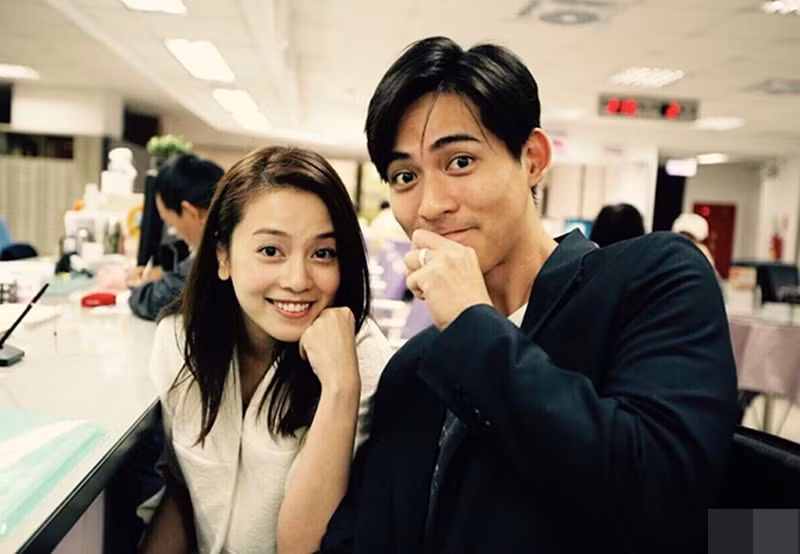 Sau khi trải qua mối tình sâu đậm với Từ Hy Viên, Châu Du Dân hẹn hò Du Hồng Uyên. Năm 2015, Châu Du Dân bí mật kết hôn với Dụ Hồng Uyên sau 4 năm yêu đương. Năm 2017, vợ chồng nam diễn viên có con gái. Ảnh: Vietnamnet.