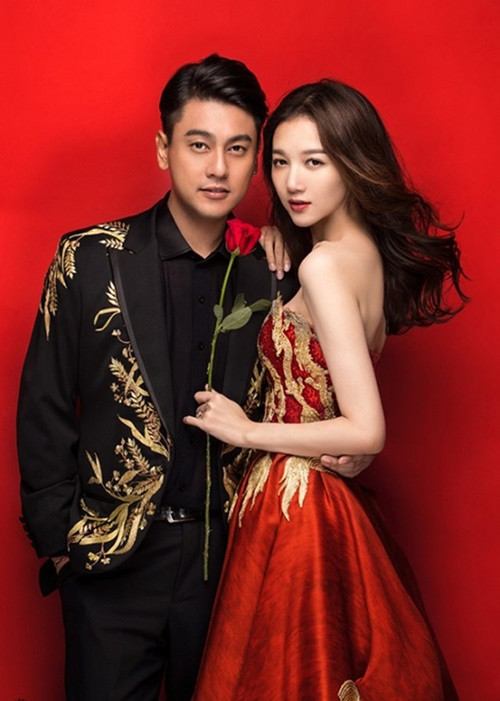 Chu Hiếu Thiên kết hôn với nữ diễn viên Hàn Văn Văn năm 2016 sau các mối tình dang dở với Lâm Hy Lôi, Dương Cẩn Hoa, Ngô Á Hinh, Lý Băng Băng. Nam diễn viên vẫn chưa dám có con vì mắc bệnh di truyền đau cơ xơ hóa. Ảnh: Người Đưa Tin.