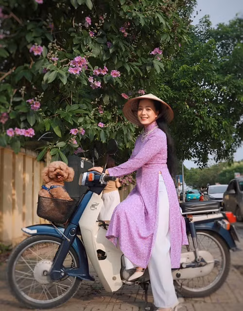 Bà Mõ của phim Đèn âm hồn vẫn giữ được vẻ đẹp tươi tắn khi gần 60 tuổi. Ảnh: FB Chiều Xuân.