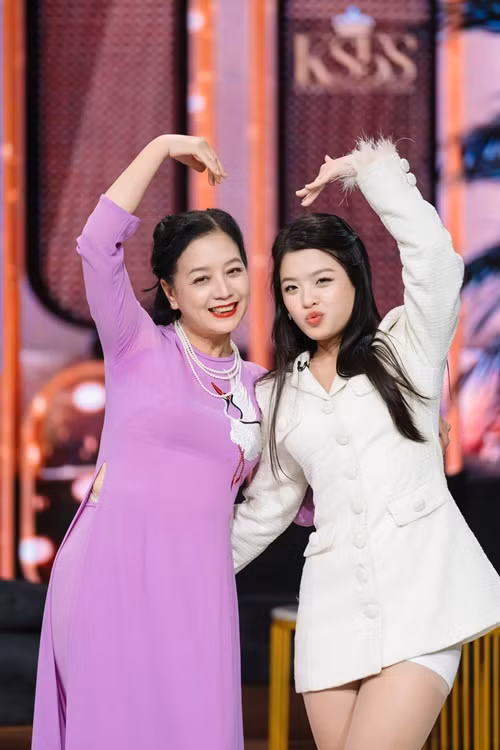 Hồng Khanh ăn mặc trẻ trung, gợi cảm. Ảnh: FB Hồng Khanh.