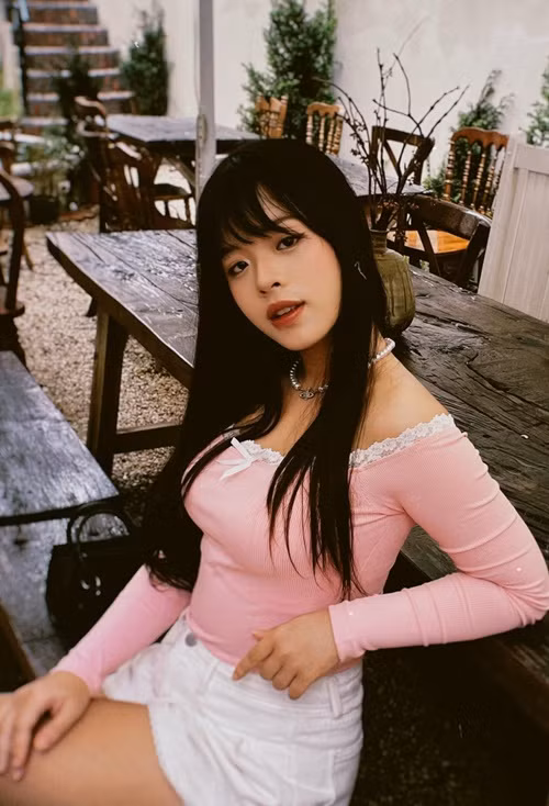 Tháng 11/2024, Hồng Khanh hoàn thành hệ Trung cấp khoa Thanh nhạc tại Học viện Âm nhạc Quốc gia trong 2 năm, thay vì 4 năm. Ảnh: FB Hồng Khanh.