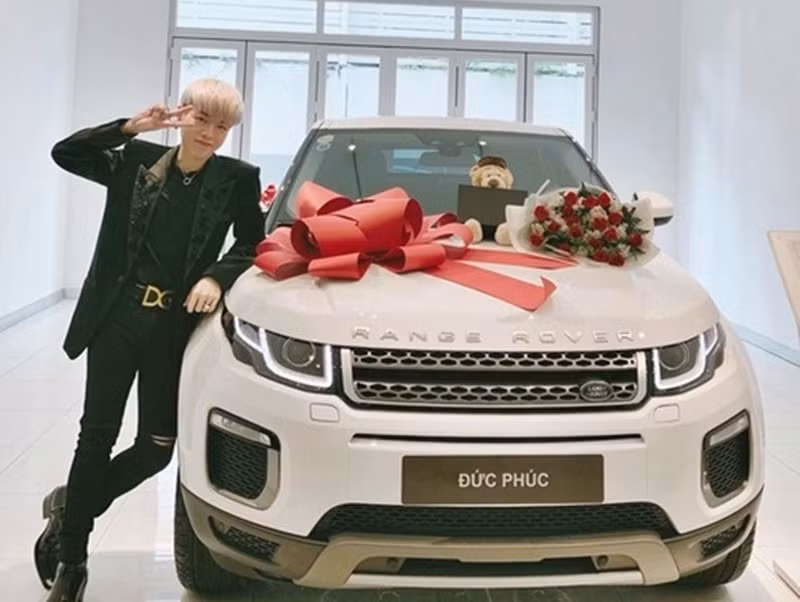 Năm 2018, học trò Mỹ Tâm tậu chiếc xe hơi Range Rover Evoque trị giá hơn 3 tỷ đồng. Ảnh: Vietnamnet.