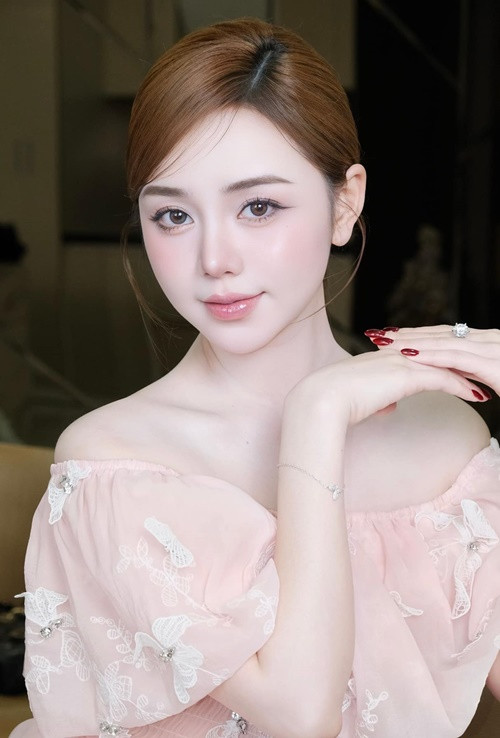 Năm 2023, cô giành giải Nữ diễn viên chính xuất sắc nhờ vai diễn ấn tượng trong phim Đừng làm mẹ cáu.