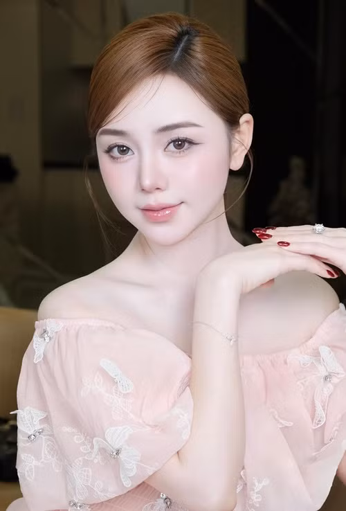 Năm 2023, cô giành giải Nữ diễn viên chính xuất sắc nhờ vai diễn ấn tượng trong phim Đừng làm mẹ cáu.