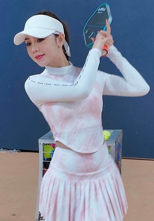 Đón thêm "bé mỡ", vòng eo của Quỳnh Kool không còn thon gọn như trước.