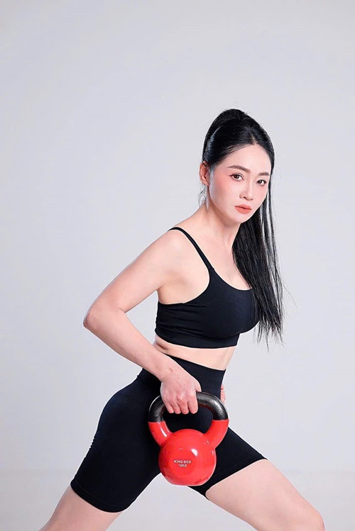 Mới đây, trên trang cá nhân, Quách Thu Phương khoe loạt ảnh tập luyện. Bà mẹ hai con chăm chỉ tập yoga, gym để giữ vóc dáng.