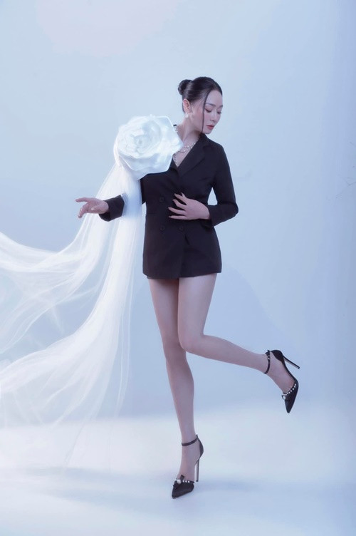 Đôi chân dài nuột nà là lợi thế sắc vóc của diễn viên sinh năm 1977.