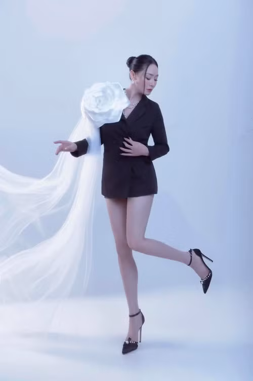 Đôi chân dài nuột nà là lợi thế sắc vóc của diễn viên sinh năm 1977.