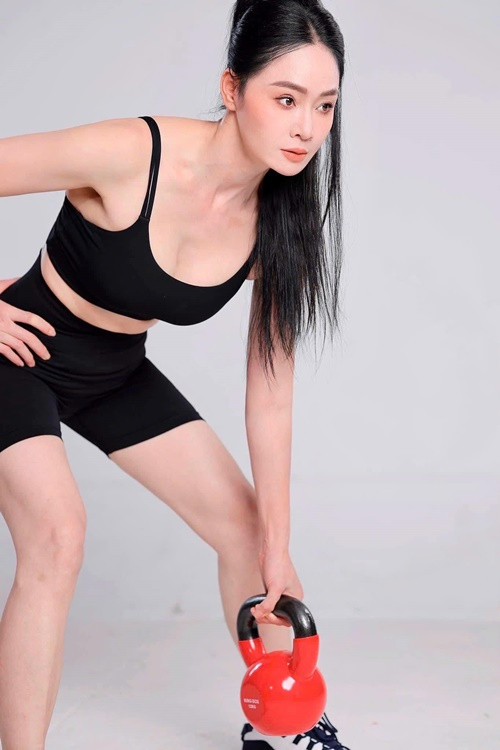 Quách Thu Phương khoe eo thon trong trang phục tập luyện.