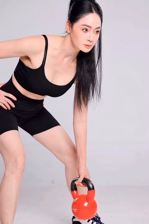 Quách Thu Phương khoe eo thon trong trang phục tập luyện.