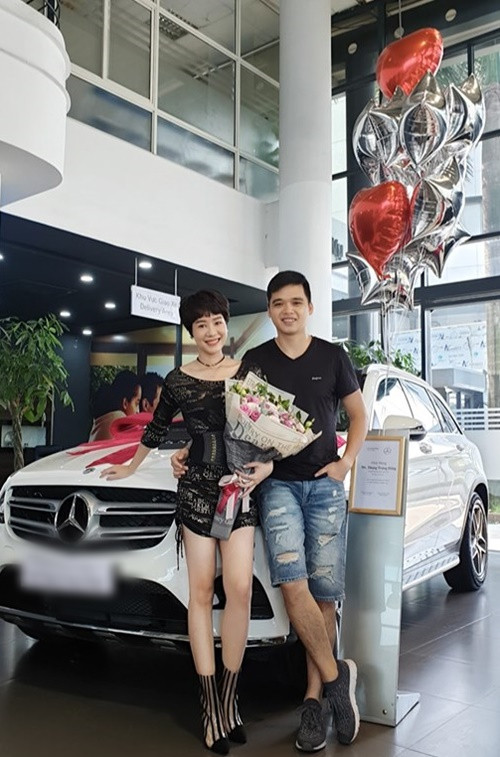 Năm 2019, vợ chồng Hoàng Kim Ngọc tặng xe hơi mới cho bố mẹ. Ảnh: FB Hoàng Kim Ngọc.