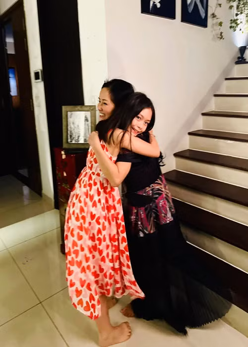Hồng Nhung trông tươi tắn, ôm chầm con gái Đoan Trang trong buổi gặp gỡ. Ảnh: FB Đoan Trang.