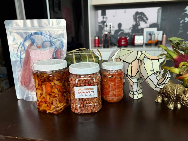 Dịp Tết, Hồng Nhung nhận được nhiều món quà từ gia đình, bạn bè, đồng nghiệp, người hâm mộ. Ảnh: FB Hồng Nhung.