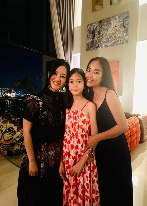 Cuối tháng 1/2024, diva Hồng Nhung (ngoài cùng bên trái) cho biết, cô bị ung thư vú. Mới đây, "cô Bống" lộ diện bên ca sĩ Đoan Trang. Ảnh: FB Đoan Trang.