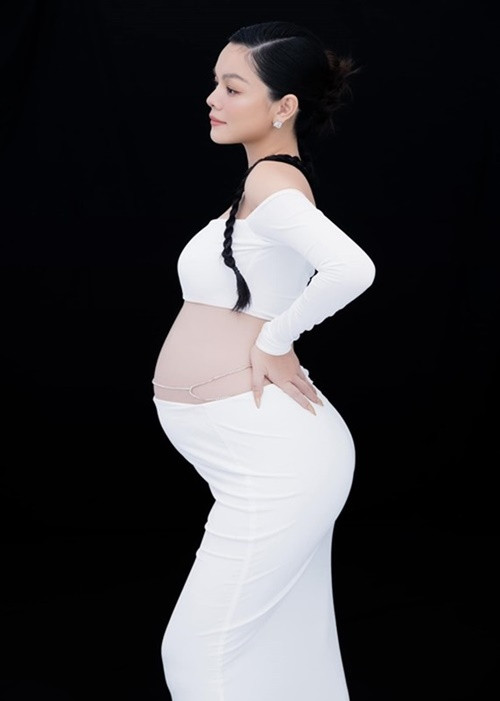 Sau khi được cầu hôn dịp lễ Valentine, tháng 6/2022, Phạm Quỳnh Anh thừa nhận mang bầu với bạn trai giấu mặt. Ảnh: FB Phạm Quỳnh Anh.